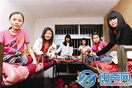 女生宿舍約15平方米，擺放著5張上下鋪的床，擠著20