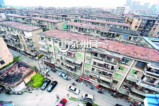 西郊社區(qū)有27幢石頭房，涉及630戶
