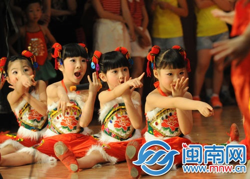 幼兒園的小朋友的表演萌態(tài)百生