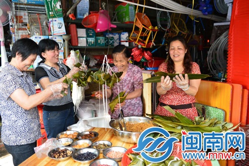 鳳山社區(qū)的阿姨們正為綁粽大賽做準(zhǔn)備