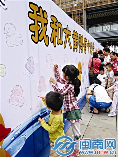 小朋友們在涂鴉墻上玩得不亦樂乎