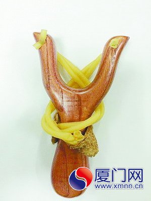 警方繳獲吳某使用的彈弓