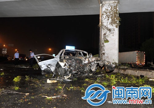 白色轎車被燒得只剩一片灰燼
