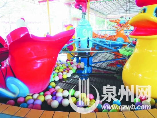 東湖公園兒童游樂園一處水上項(xiàng)目池水發(fā)黑