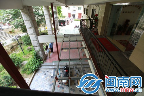 準(zhǔn)備搭蓋陽光房的鋼架框