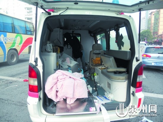急救車被路人合力扶正，車內(nèi)一片狼藉