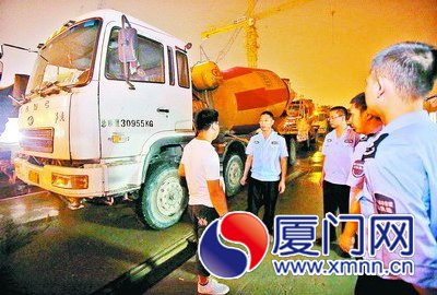 執(zhí)法人員在湖濱南路帝景苑工地查到水泥攪拌車(chē)還在工作