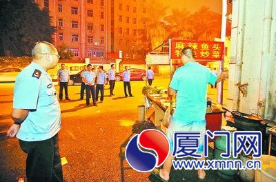 執(zhí)法人員勸離燒烤攤點