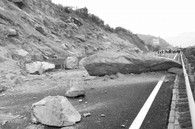 發(fā)生山體滑坡，巨石滾落占住車道