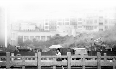 大雨造成市民出行困難。2