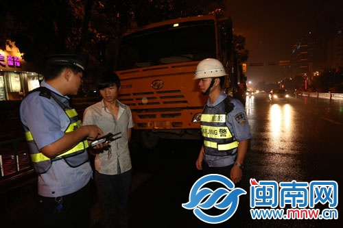 22歲的孫某駕駛的渣土車在市區(qū)被查獲