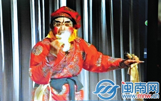 洪老當年在臺上表演吃火吐火