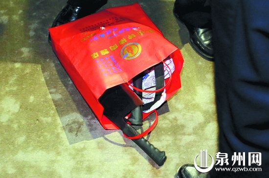 民警從男子租房繳獲多把刀具
