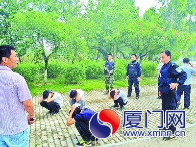 警方控制這伙持刀男。