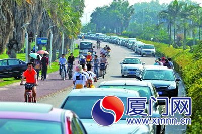 小長假臨近，自駕、騎車出行的游客越來越多，交管部