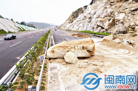 滑落的巨石和沙石將高速路擋住