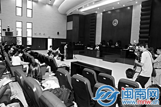 庭審現(xiàn)場，21名群眾旁聽