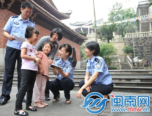 兩個(gè)小朋友上了戶口，盼望著也能坐上飛機(jī)