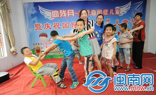 自閉癥兒童上臺(tái)表演，時(shí)間短卻十分不易
