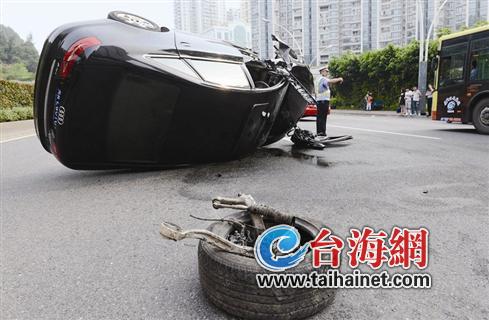 車子側(cè)翻 撞飛車輪