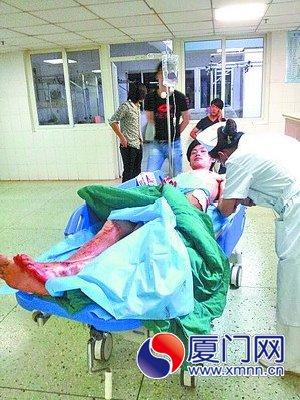 被砍傷的大殷，他身上沾滿血漬