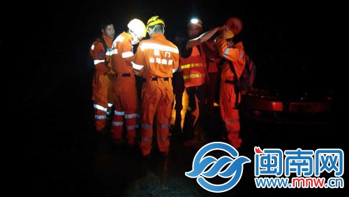 救援隊員抵達事發(fā)峽谷,做救援準備