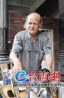 丹麥藝術(shù)家在廈門收獲愛情 娶小30歲妻子生下兒子