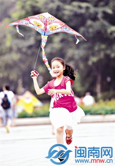 昨日上午，西湖公園里，小朋友歡樂奔跑放風(fēng)箏