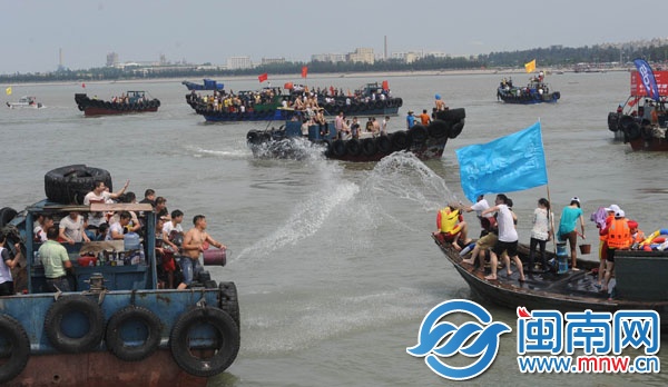 海都報組織的20名讀者在海上激戰(zhàn)