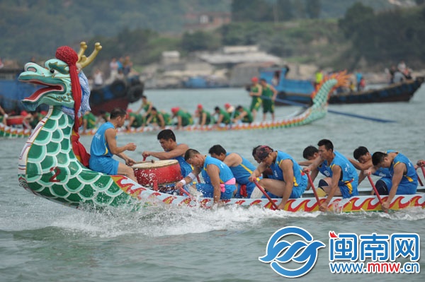 泉港龍舟競渡，激烈精彩