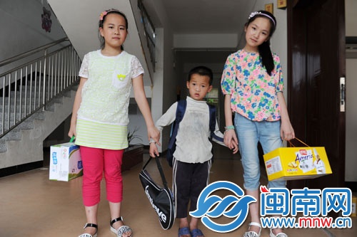 琪琪(右)與同學(xué)看望小燦藝