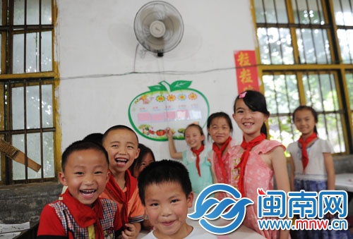 孩子們有了風(fēng)扇，吃飯不再熱了