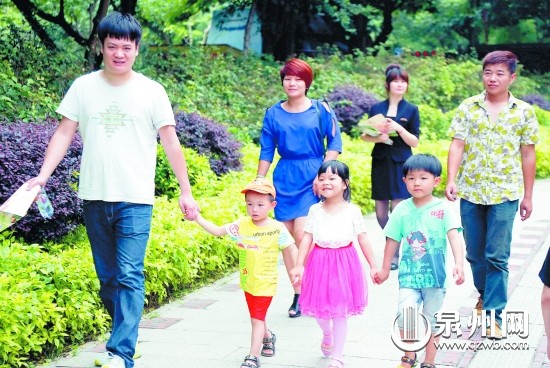 在中心市區(qū)東湖公園內(nèi)，家長(zhǎng)們帶著孩子過節(jié)