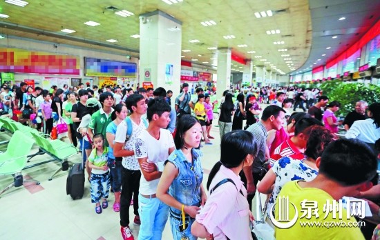 泉州客運中心站內(nèi)，乘客排起了長隊