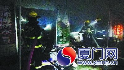 五金店著火，消防員緊急撲救。