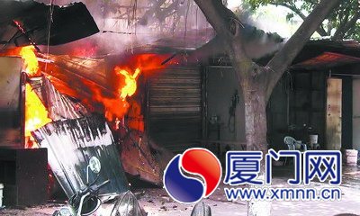 小吃店爆炸起火，現(xiàn)場(chǎng)十分危急。