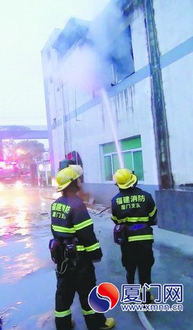 廠房起火，不斷冒出黑煙。