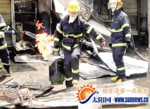 　集美一小吃店昨日爆炸起火，消防隊員沖入火海搶出