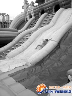 孩子在充氣城堡里自由滑落