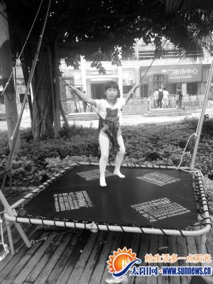 輕輕往下一蹬，就能蹦得很高。