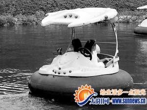 兩個小孩上船玩，沒有大人陪同