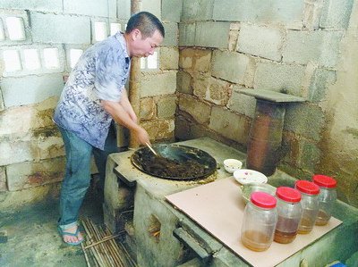 草藥師黃砍制作藥丸。