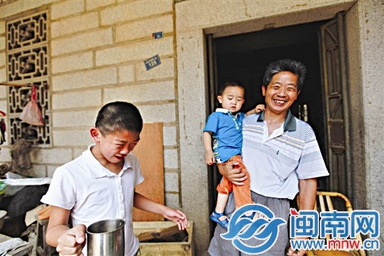 老楊的孫子，還不太習(xí)慣喝這帶著苦味的茶水