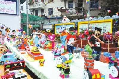 市實驗幼兒園孩子同游校園慶“六一”。