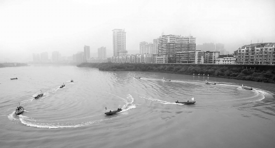 沖鋒舟在演練水域呈心形隊列航行。