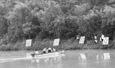 救援人員將“被困”群眾轉移到沖鋒舟上。