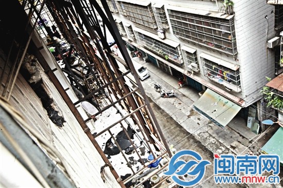 套房的廚房玻璃被燒炸