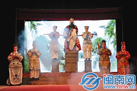 學生們表演打城戲《目連救母》