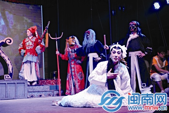 學生們20年后聚首，表演一出打城戲，送老師最后一程
