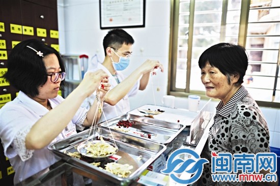 一位老人正在診所等待拿藥